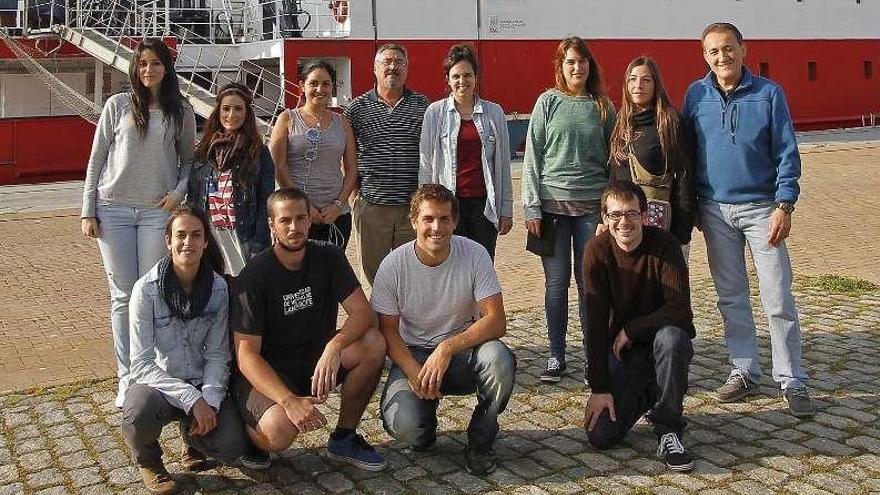 El equipo que salió ayer desde Vigo en el &quot;Sarmiento de Gamboa&quot;.  // Jorge Santomé