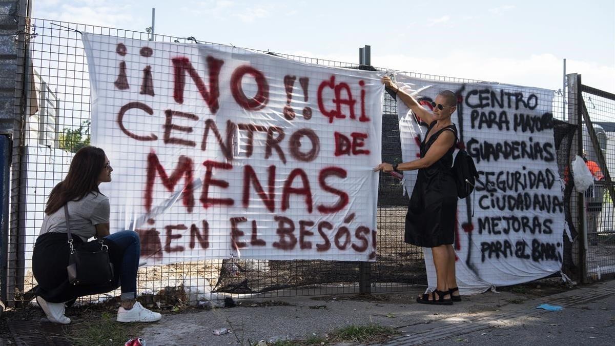 Una de las pancartas contra el centro para 'menas' proyectado presuntamente en el Fòrum