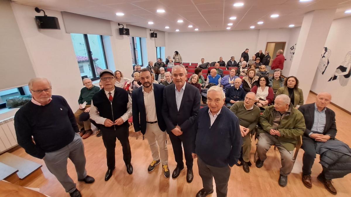 Por la izquierda, José María Lana, Eustaquio Álvarez, Manuel Ángel Álvarez, Fernando Delgado y Manuel García Linares, al inicio del acto