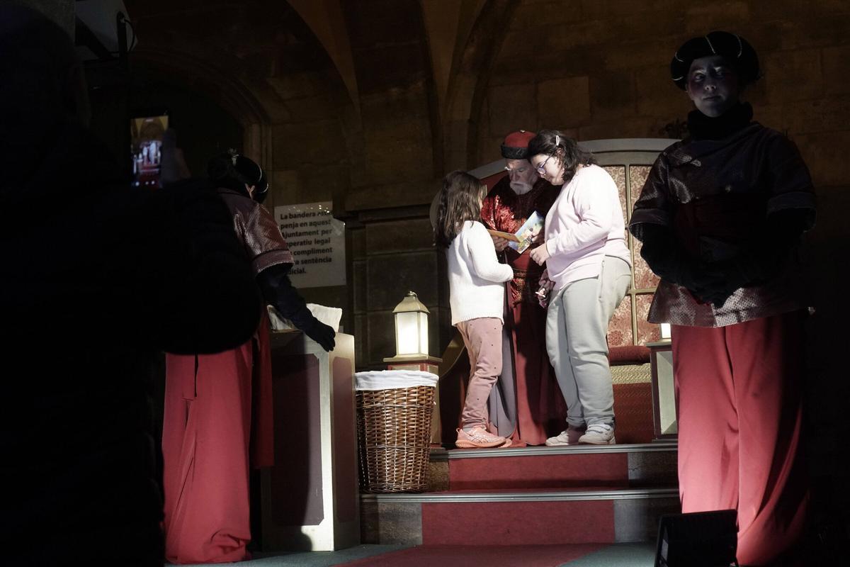 Totes les fotos dels infants de Manresa donant la carta al Príncep Assuan