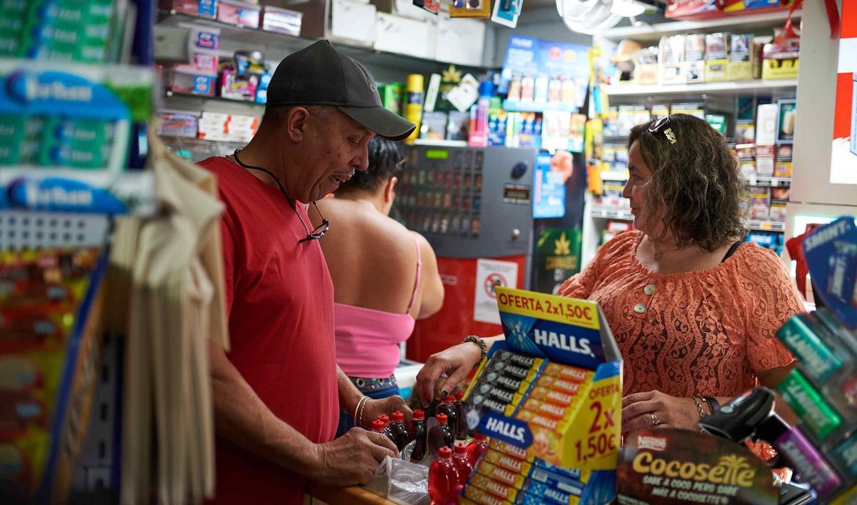 Willian Díaz atendiendo a una clienta en el Estanco Guille.