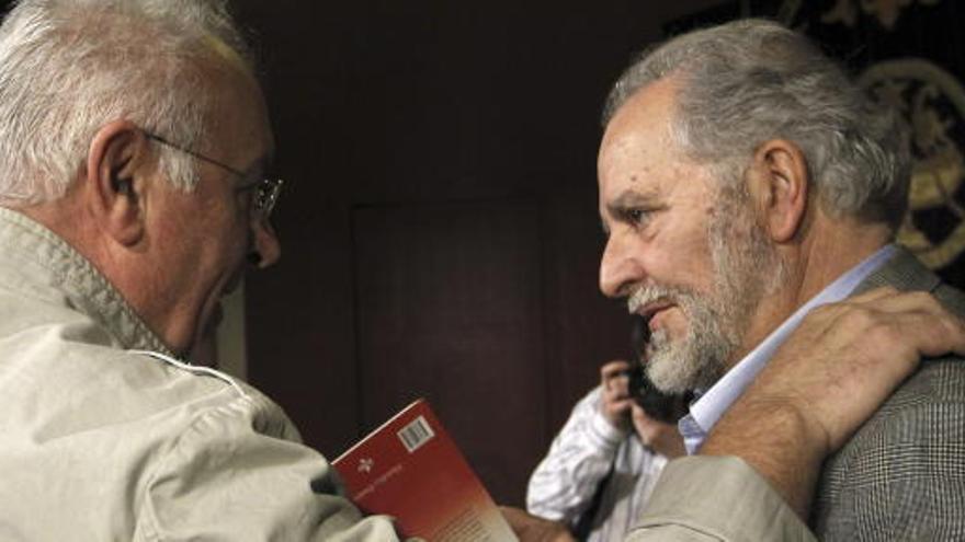 Julio Anguita, en una fotografía junto a Cayo Lara.