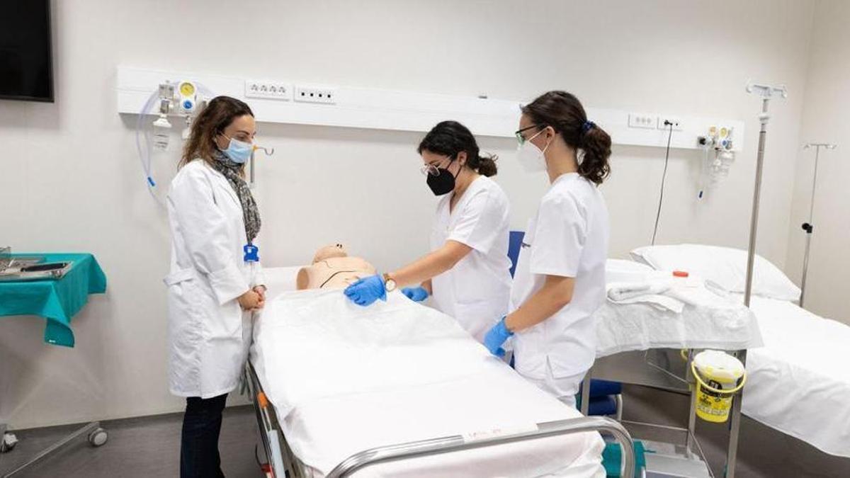 Alumnas de Medicina durante unas prácticas en una imagen de archivo.