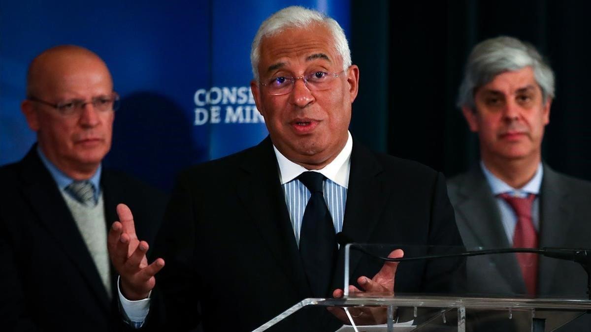 Antonio Costa, centro, con sus ministros de Exteriores y de Economía.