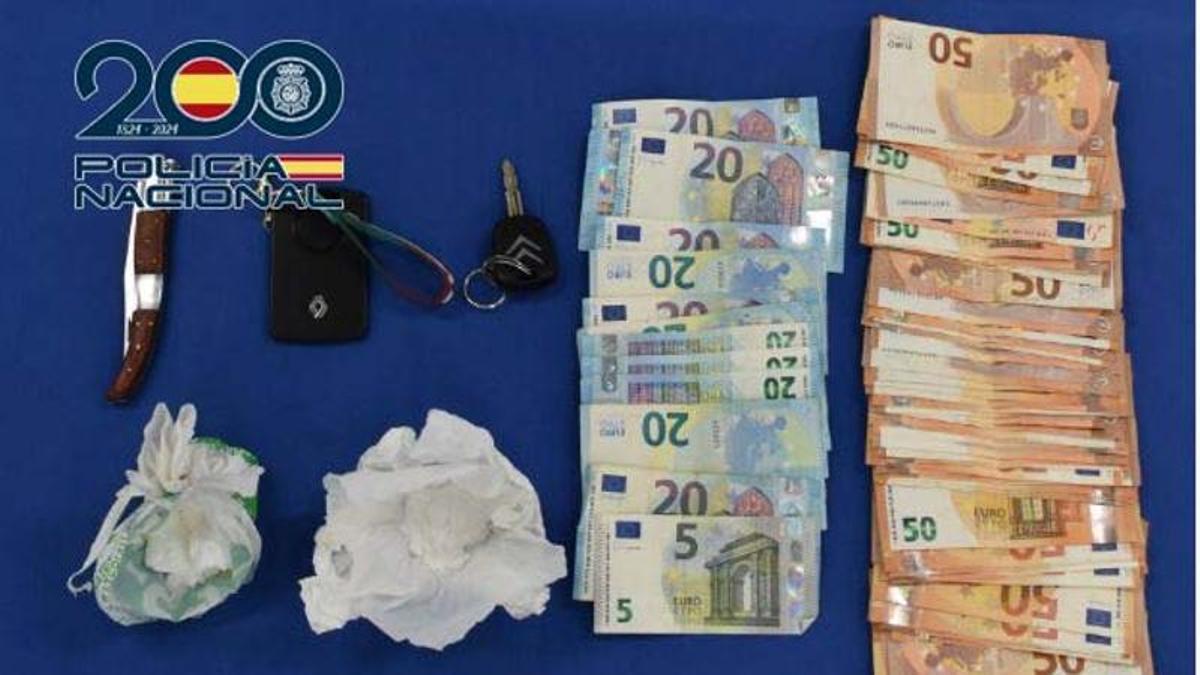 Efectos intervenidos a los detenidos tras un 'pase' de cocaína en pleno centro de Plasencia.