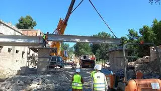 Instalan el nuevo puente prefabricado de 30 metros sobre el río Buñol