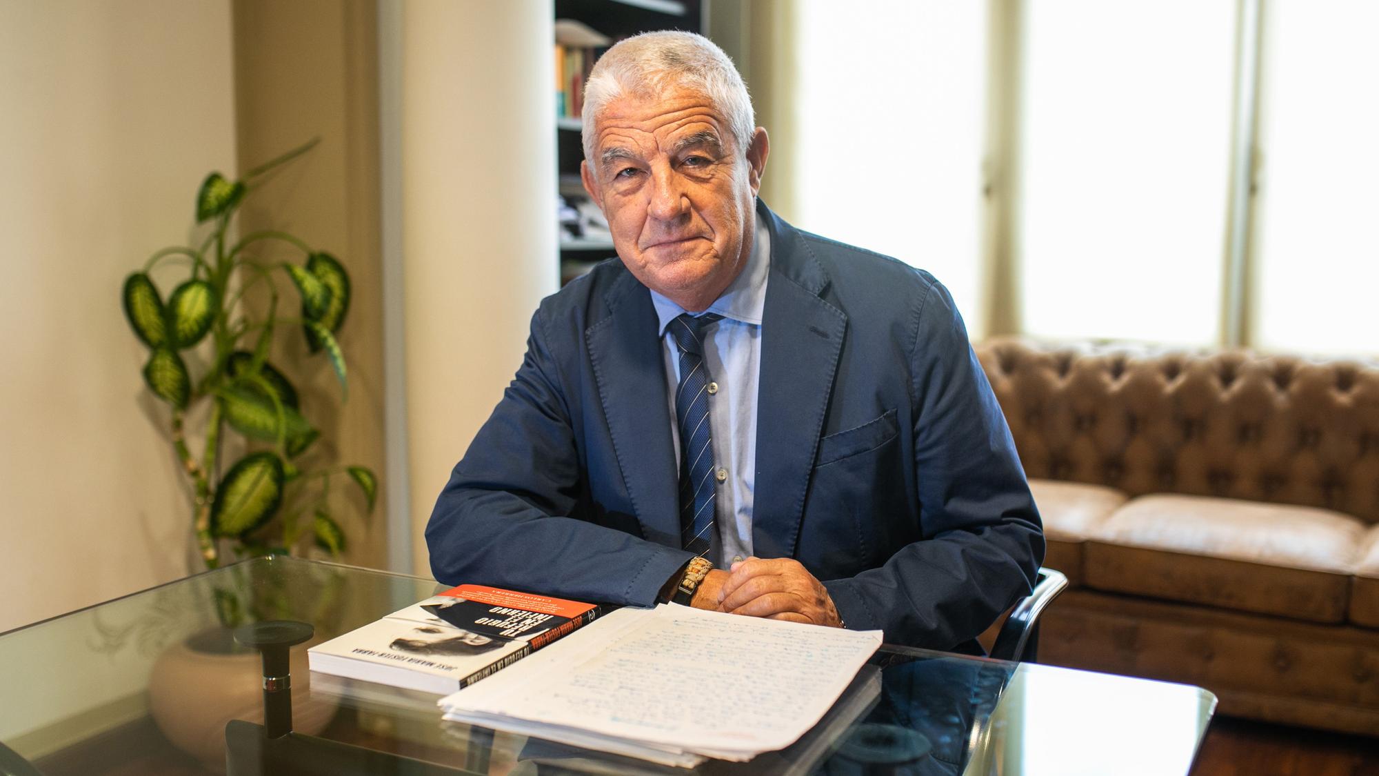 José María Fuster-Fabra, en su despacho, con el manuscrito del libro y un ejemplar.