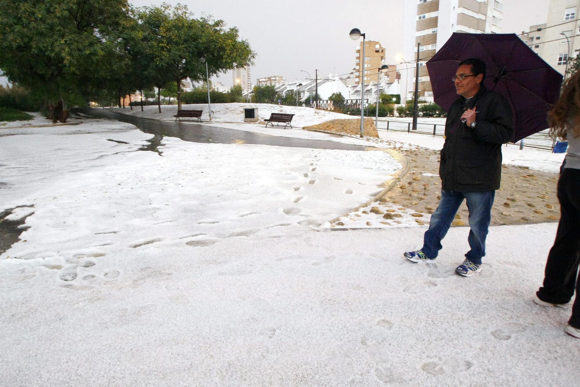 El día en que la "nieve" tiñó de blanco las playas de la provincia de Alicante