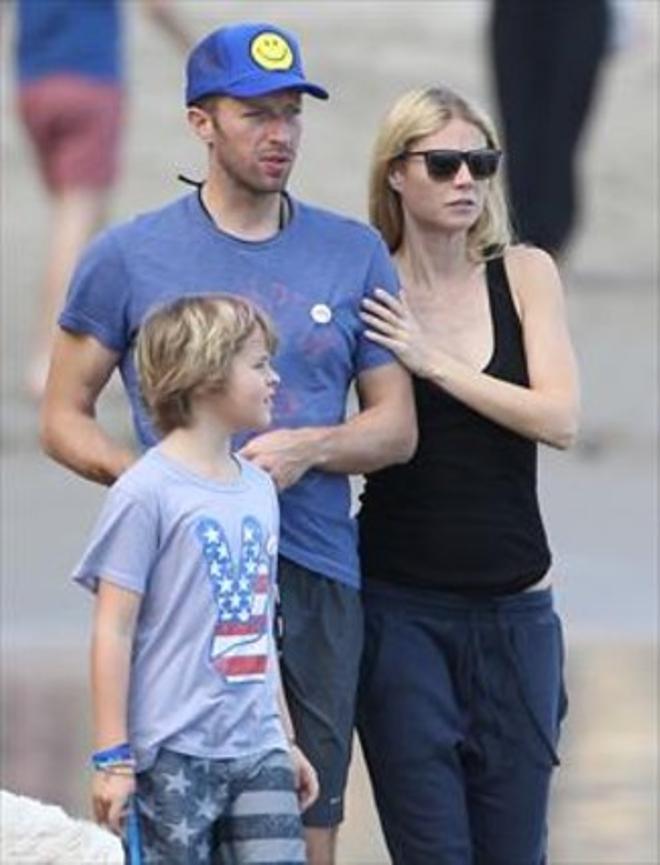 Chris Martin y Gwyneth Paltrow, con Moses.