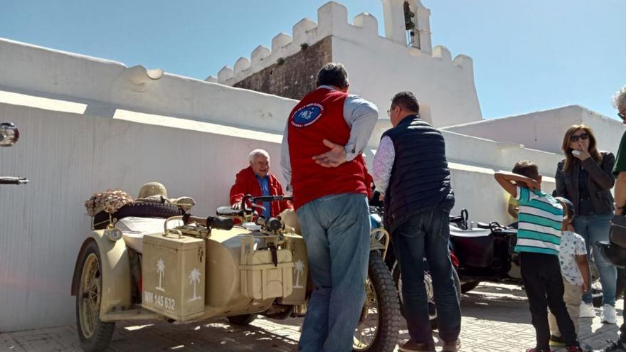 Paella solidaria para 400 y motos clásicas junto al templo