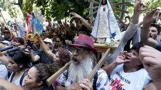 La "cola contra el hambre" llama a la puerta del Gobierno de Argentina