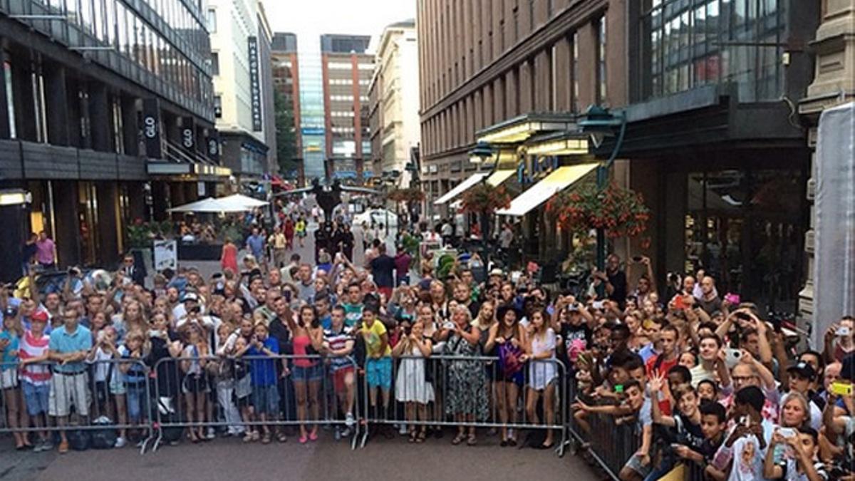 Aficionados esperan la llegada del FC Barcelona