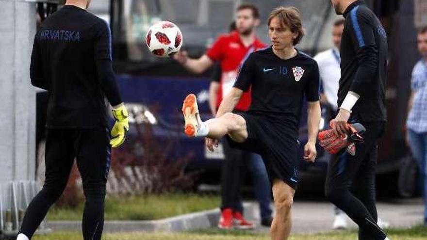 Modric controla el balón en el entrenamiento de Croacia.