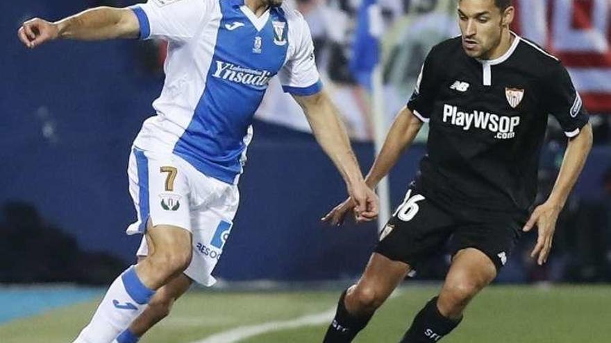 Amrabat, con el balón, ante el sevillista Navas en el partido de ida.