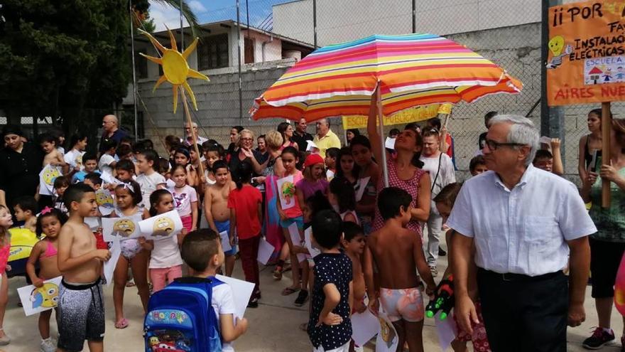 La protesta tuvo lugar ayer en el patio del centro de La Raya.