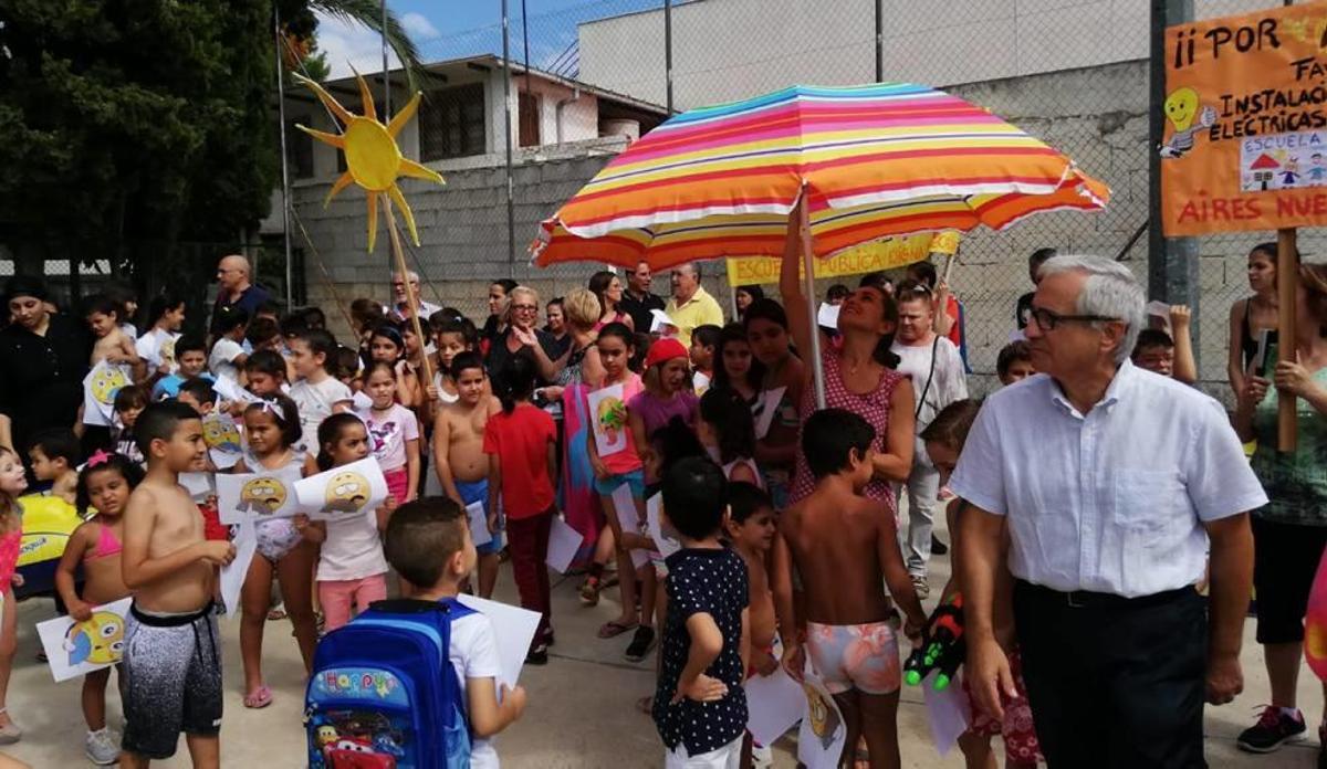 La protesta tuvo lugar ayer en el patio del centro de La Raya.