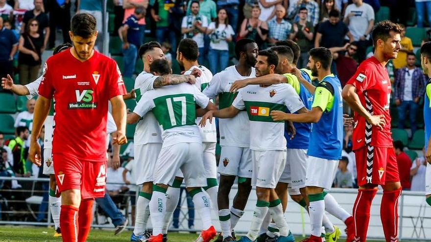 Los jugadores del Elche celebran un gol ante el Murcia en el play-off de ascenso.