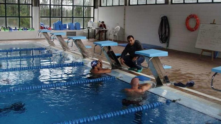 Usuarios de la piscina durante una jornada del pasado invierno. // FdV