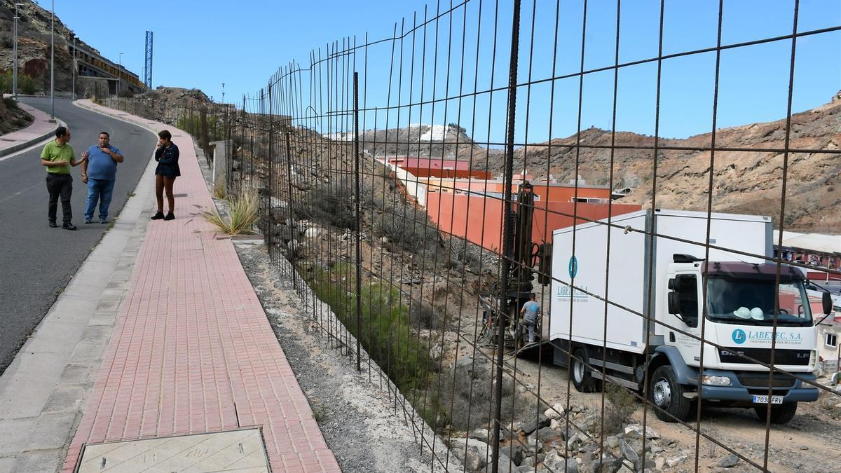 Onalia Bueno, Ernesto Hernández y Víctor Gutiérrez durante la visita a la parcela donde se constuirán las viviendas.