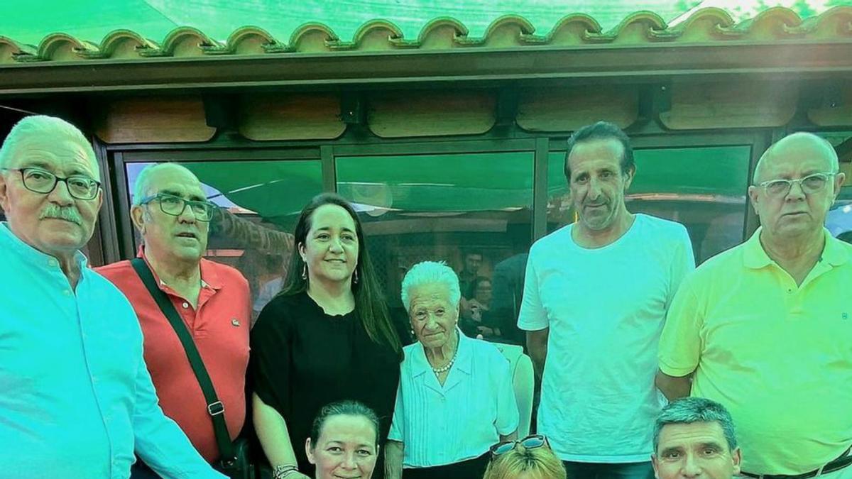 Guadalupe de la Iglesia, en el centro, junto a los concejales. | Cedida