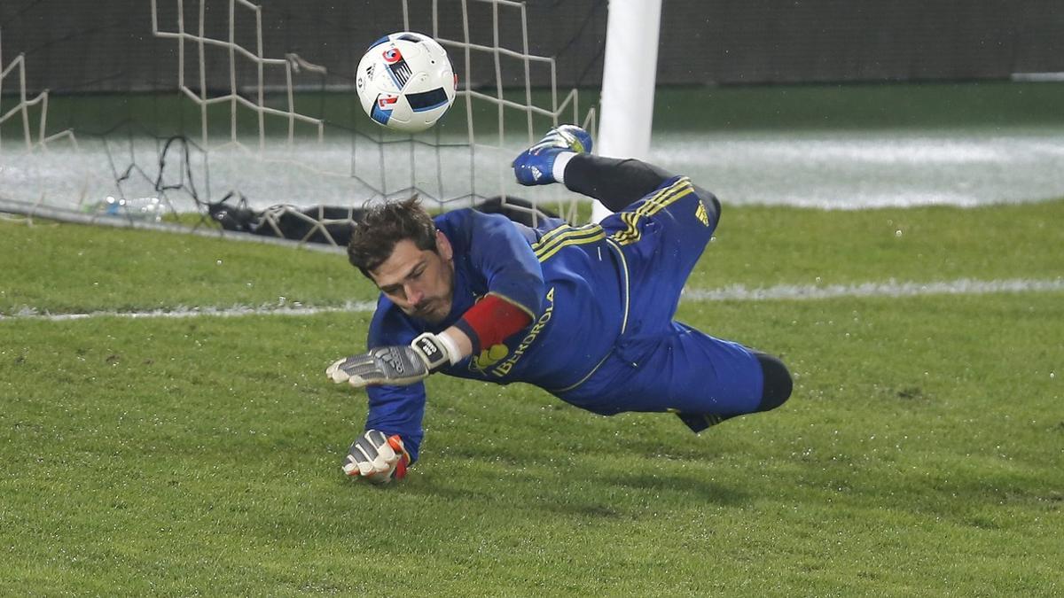 Iker Casillas, durante un entreno con la selección española en Rumanía.