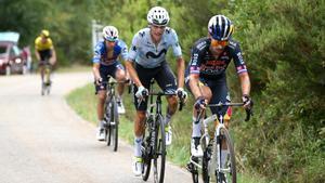 Primoz Roglic, Enric Mas y Mikel Landa, camino de Ancares.