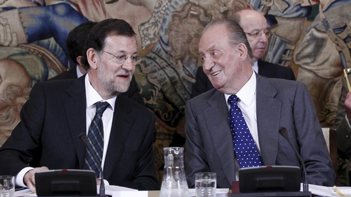 Rajoy y el Rey, durante la reunión anual de la Fundación Carolina, el pasado 10 de julio, en Madrid.