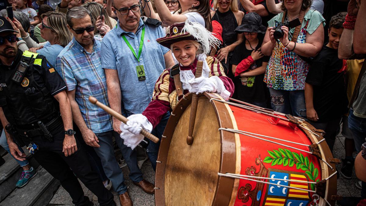 Sara Prat fent sonar el tabal