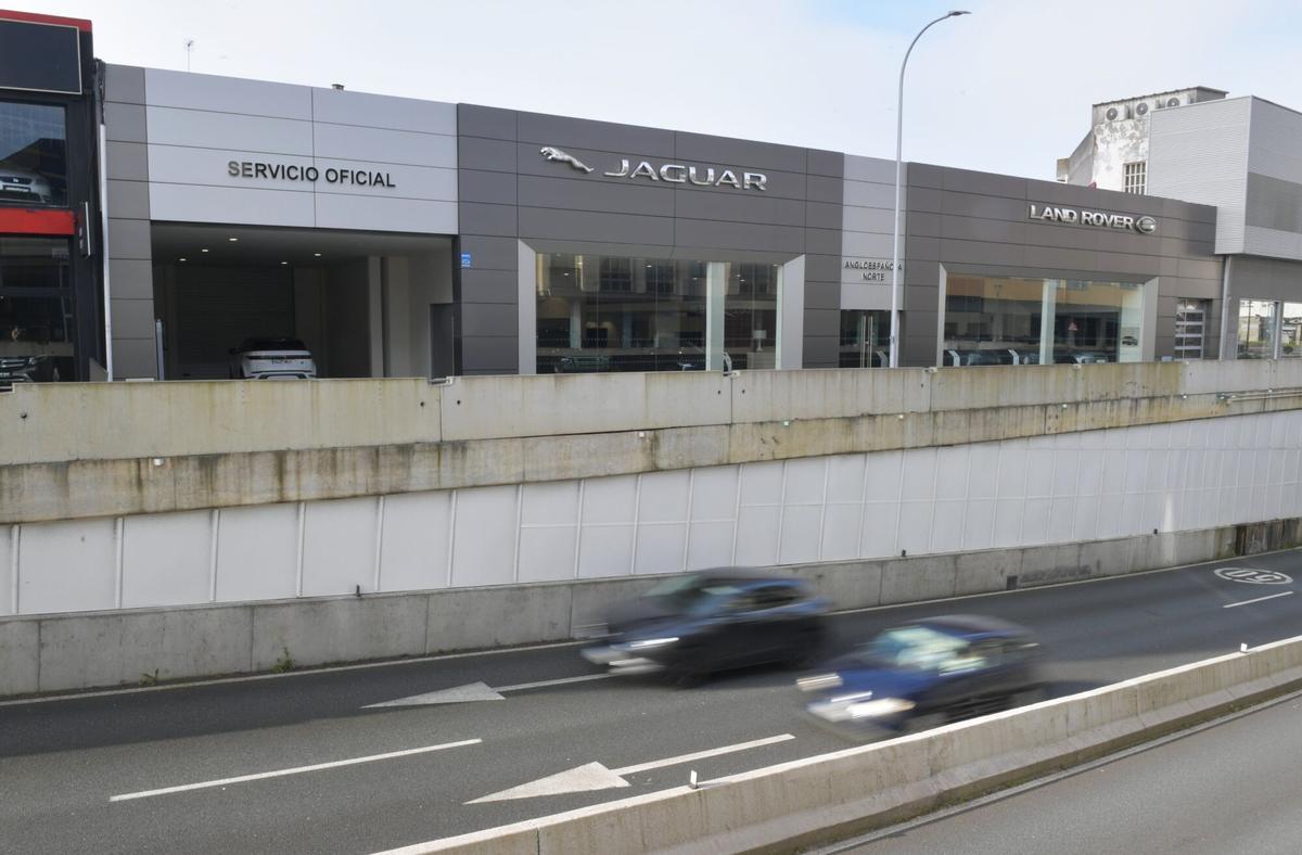 Concesionario de Jaguar y Land Rover en la N6 a su paso por Perillo.