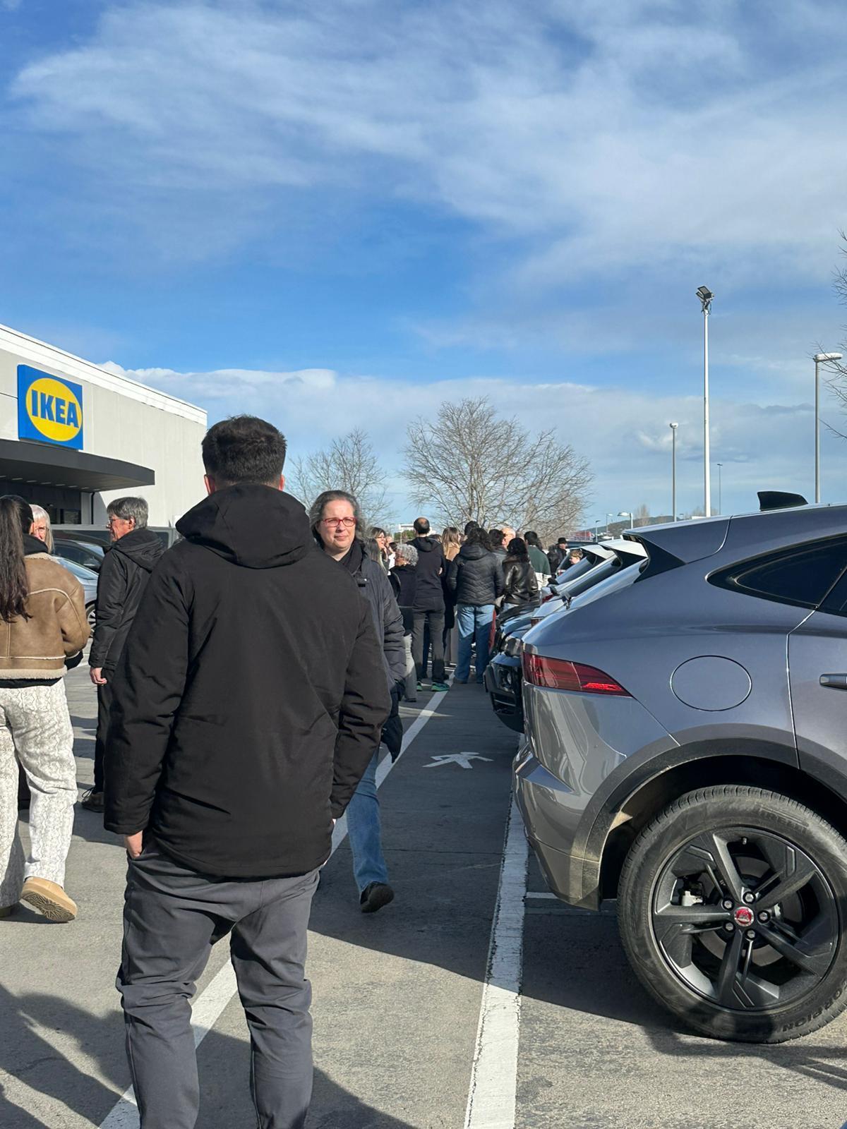 Gent esperant fora de l'Ikea, aquest dissabte.