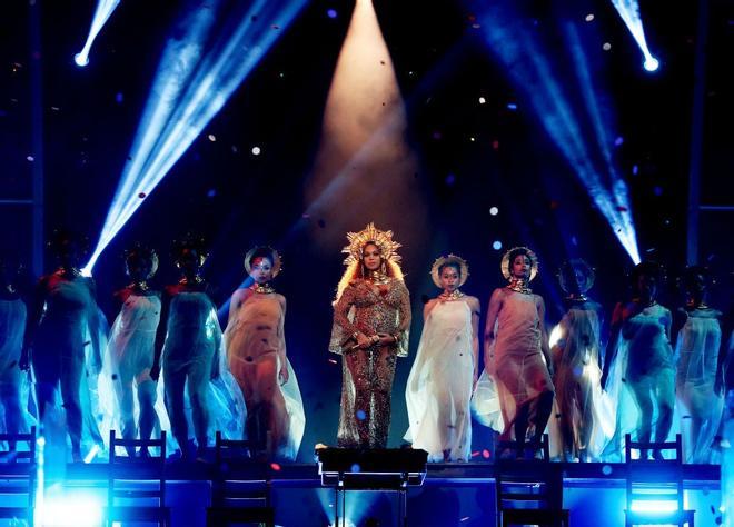 Beyoncé durante su actuación en los Grammy 2017