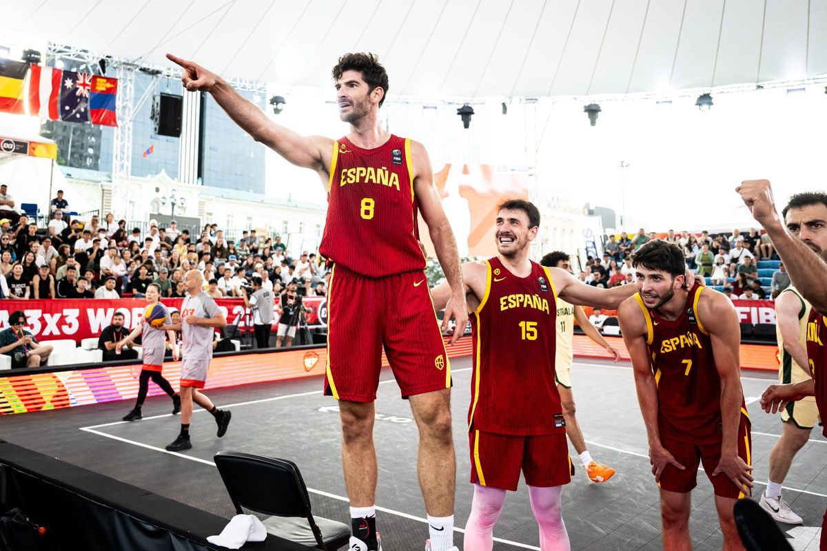 Carlos Martínez con los otros jugadores de la selección española.