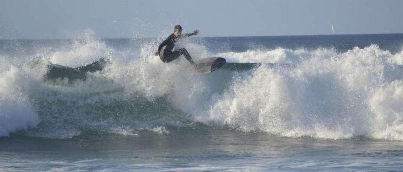 Daniel García coge una ola en la playa de Los Quebrantos.