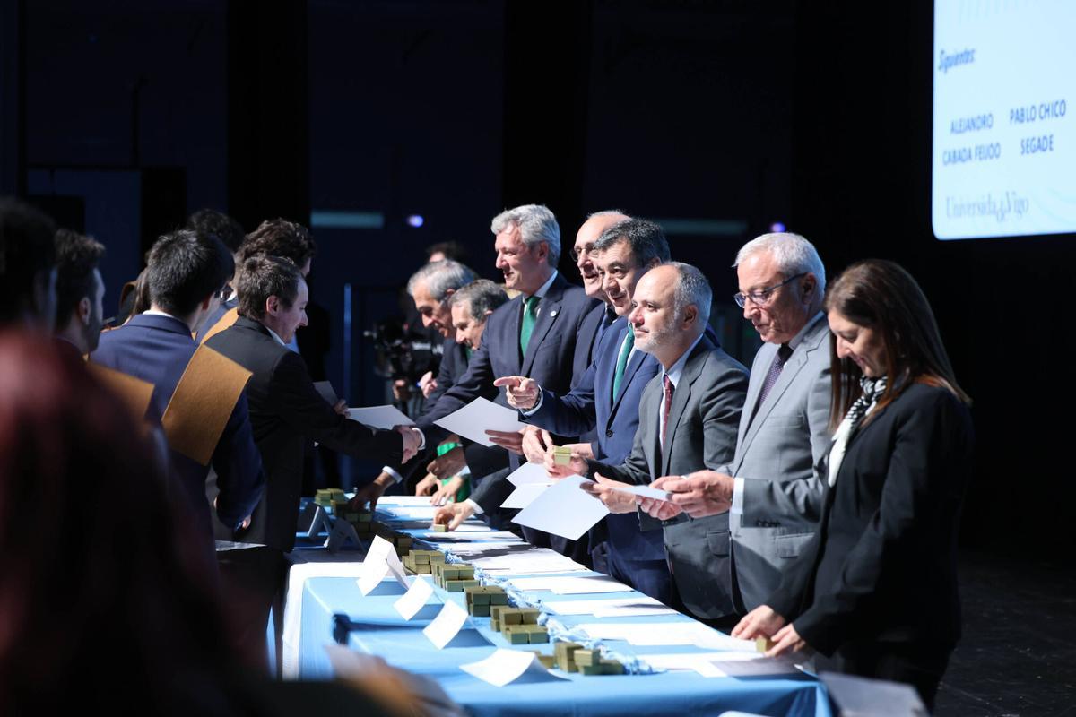 El Auditorio Mar de Vigo acogió la graduación de la Escuela de Ingeniería Industrial de la Universidade de Vigo. En el acto estuvieron presentes 282 alumnos y autoridades como Alfonso Rueda y Abel Caballero. El Auditorio Mar de Vigo acogió la graduación de la Escuela de Ingeniería Industrial de la Universidade de Vigo. En el acto estuvieron presentes 282 alumnos y autoridades como Alfonso Rueda y Abel Caballero.