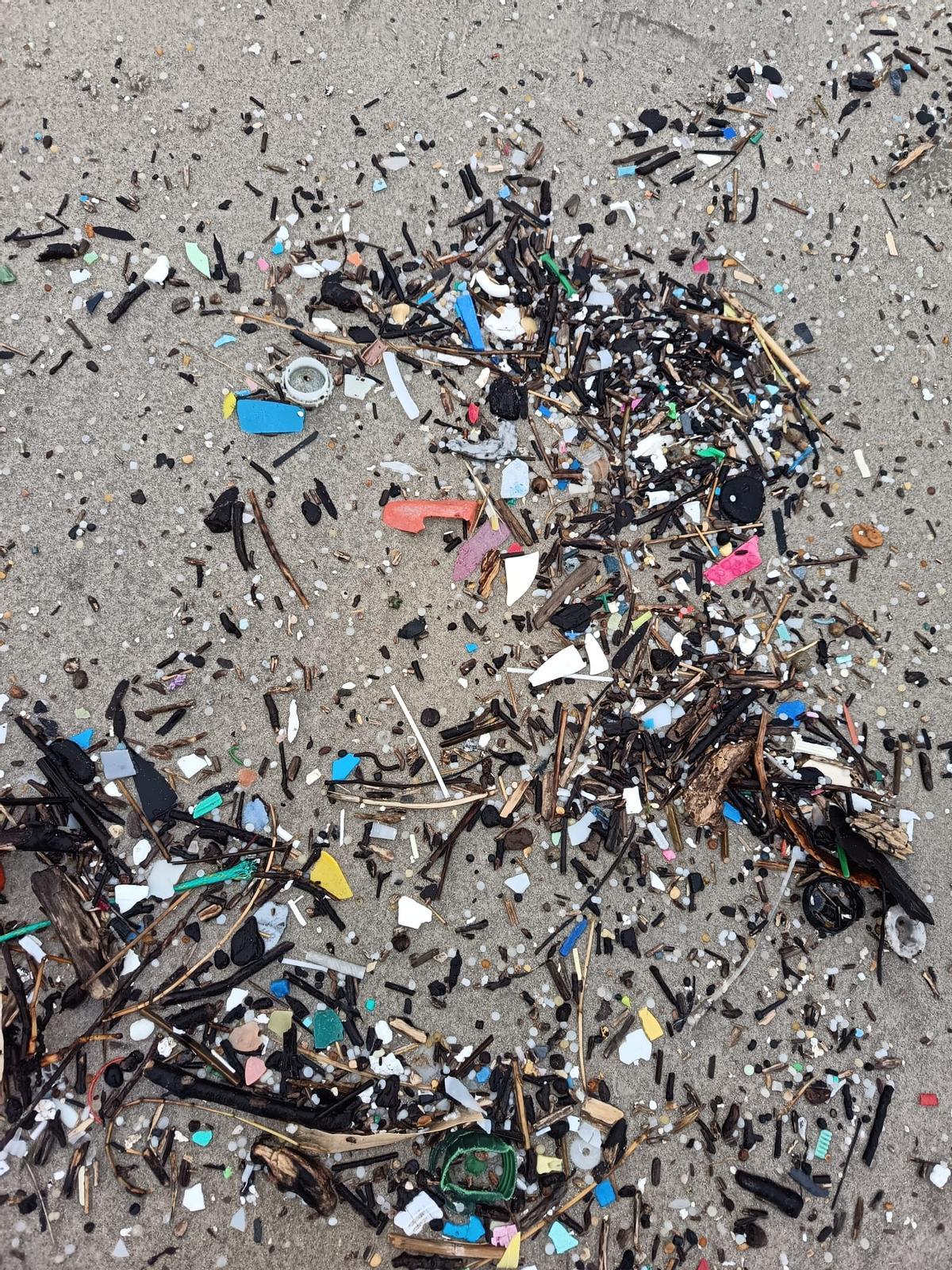 Microplásticos no areal de Nemiña, en Muxía.