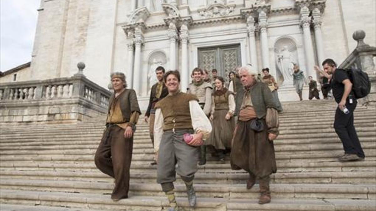 Varios figurantes en la escalinata de la catedral de Girona.