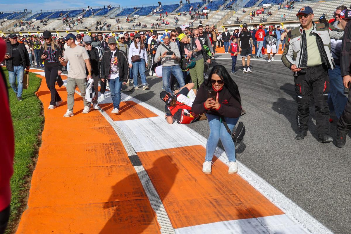 Miles de aficionados invadieron la pista al final para ver el podio de MotoGP