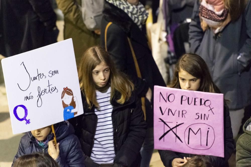 Centenars de persones surten al carrer el 8M