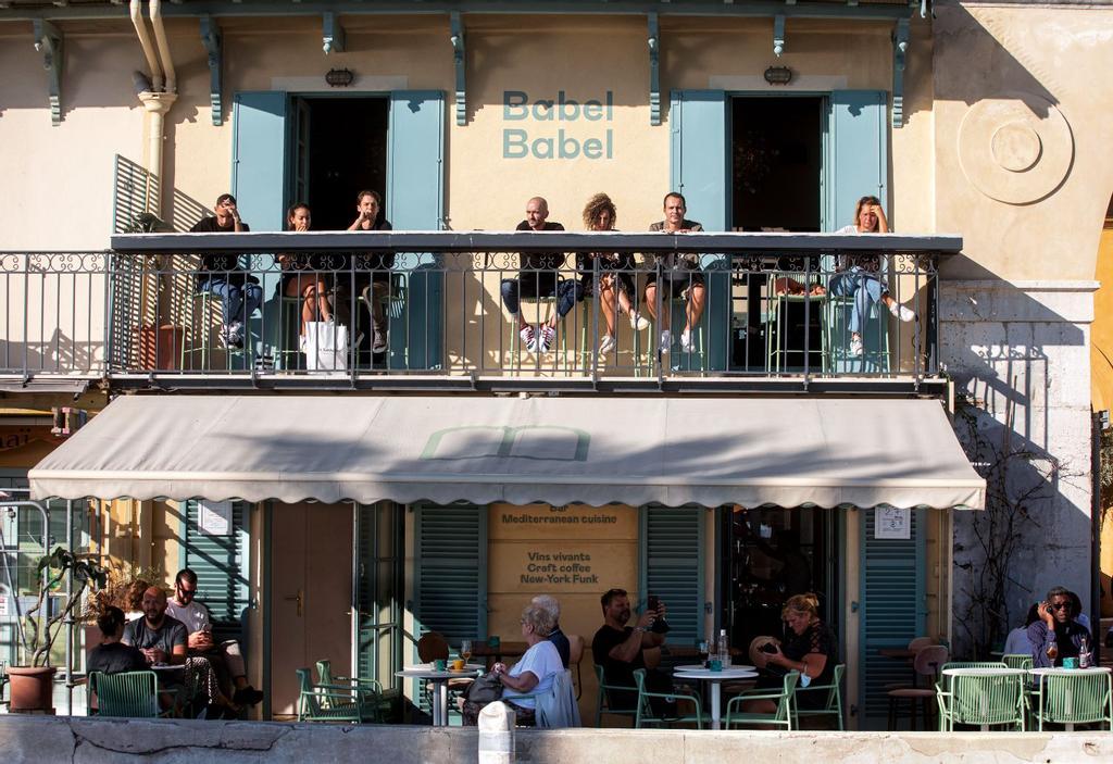 Bar Babel Babel frente al mar, también en Niza