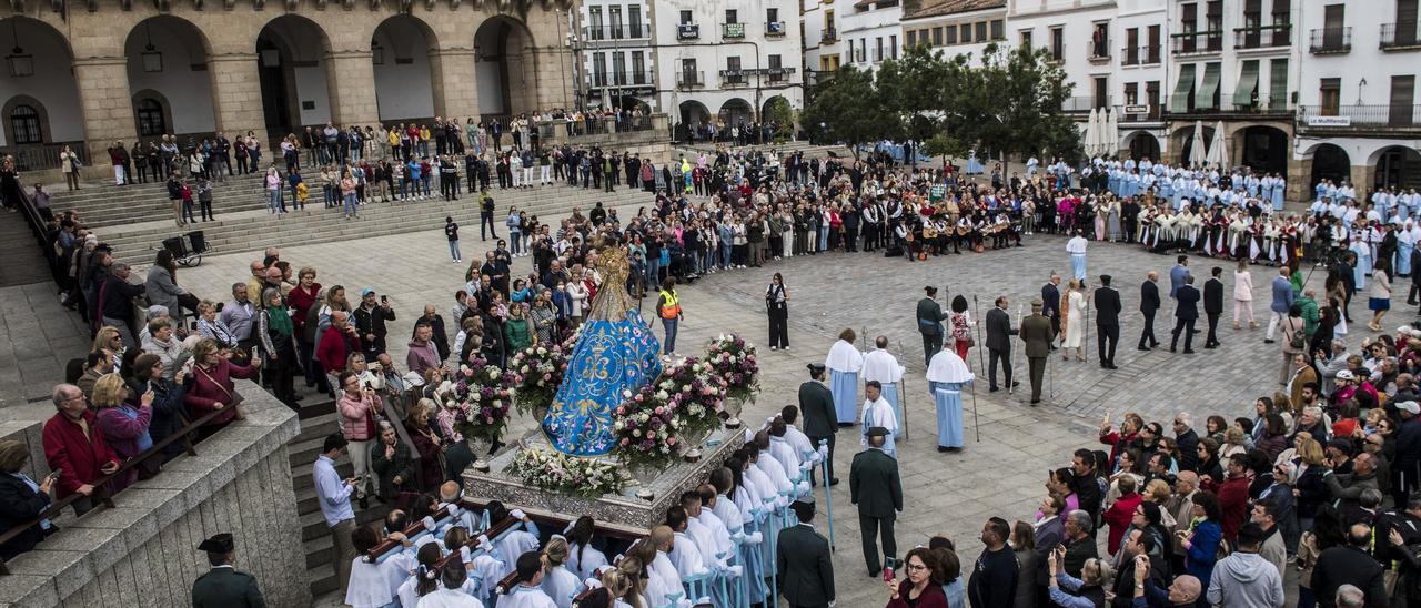 Cáceres dice 'hasta pronto' a la Virgen de la Montaña