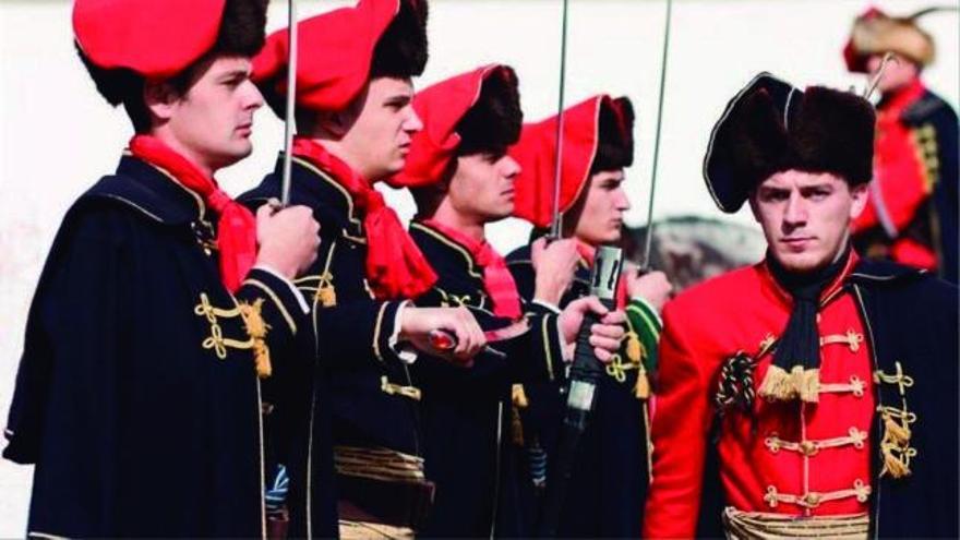 Regimiento croata con el uniforme tradicional, incluido el lazo que originó la corbata actual