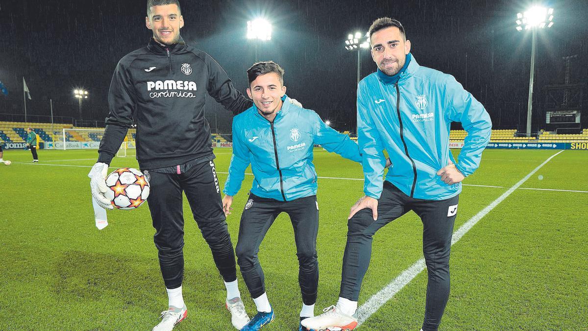 Rulli, Yéremi Pino y Paco Alcácer, en la Ciudad Deportiva de Miralcamp durante el entrenamiento del equipo previo al partido contra el Manchester United