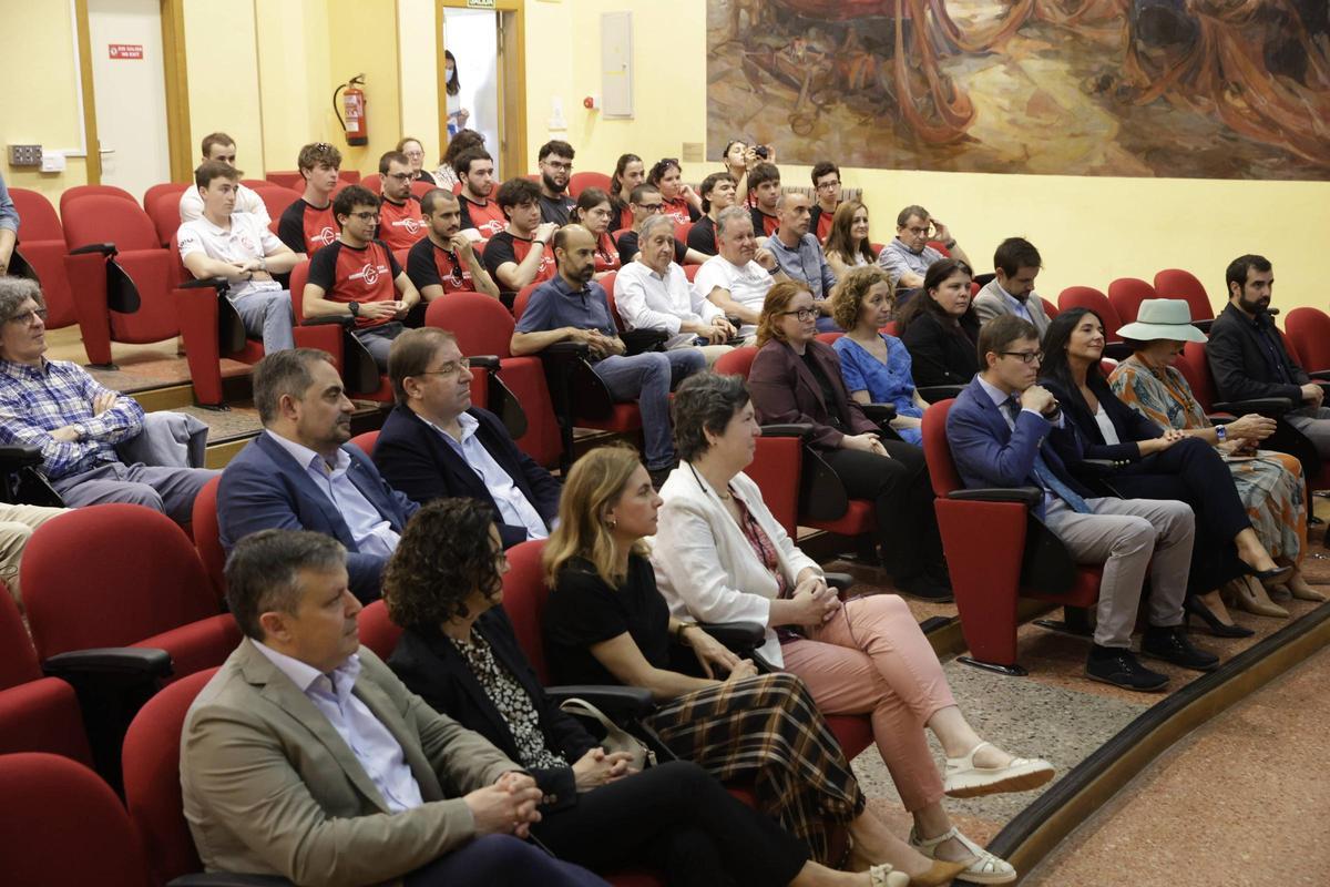 Asistentes al acto oficial en la Escuela Politécnica de Ingeniería.