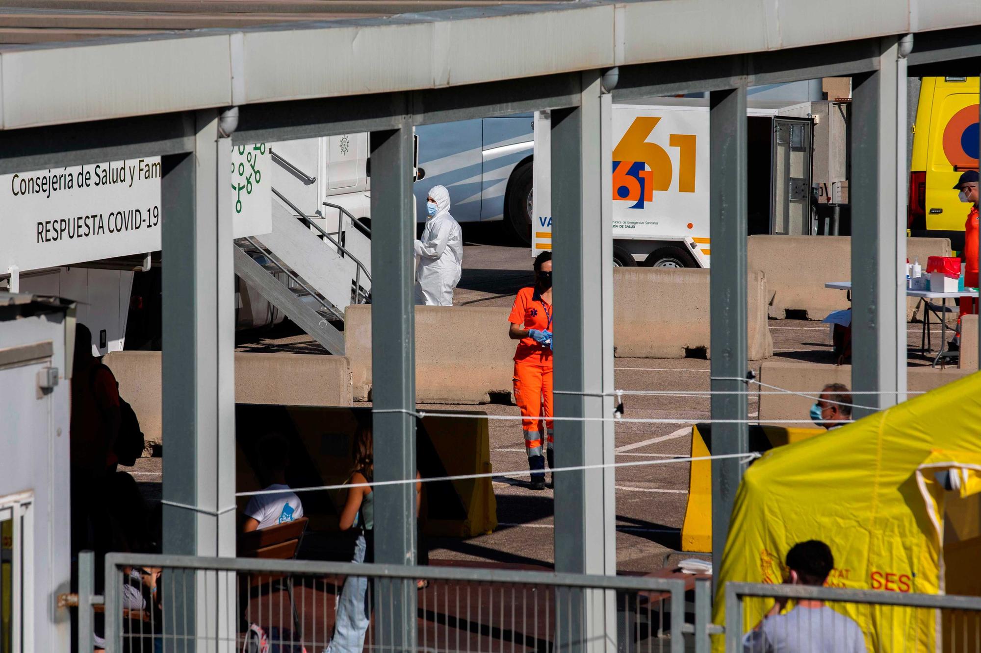 Llegan a Valencia 118 estudiantes de los confinados tras el macrobrote de Mallorca