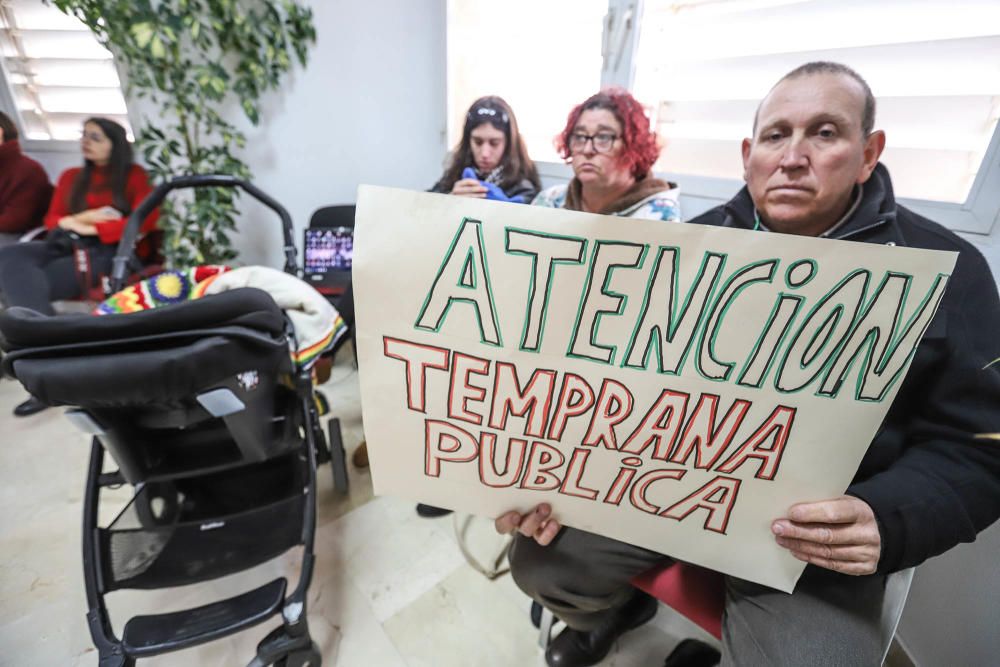 Protesta de APANEE en el pleno de Torrevieja