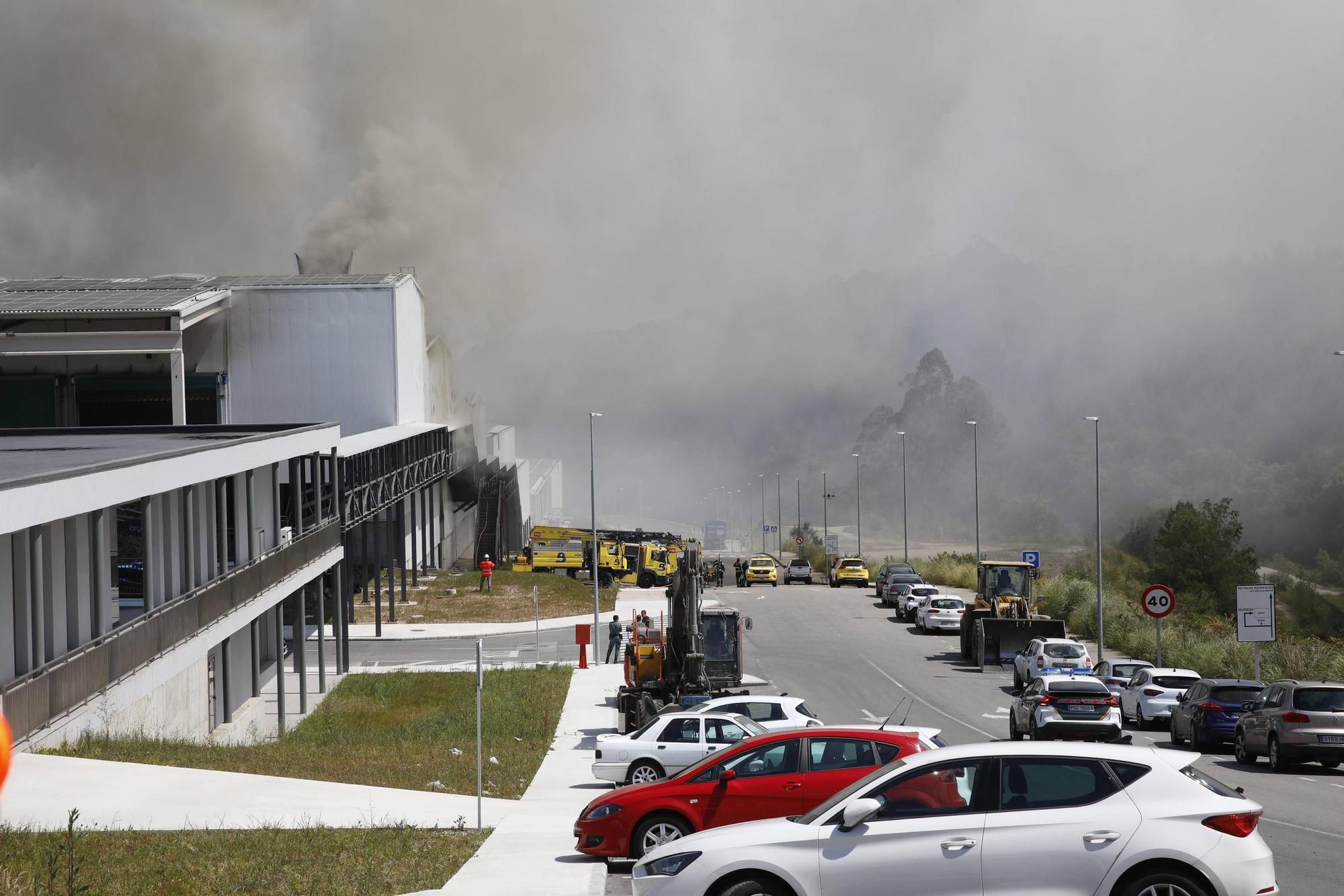 Así fue el espectacular incendio en una planta de Cogersa en Gijón (en imágenes)