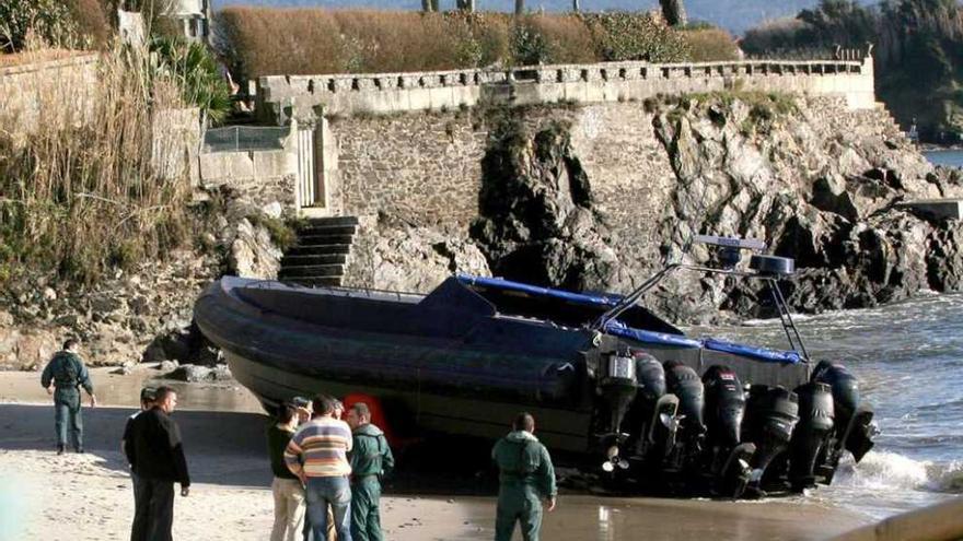 La mayor lanzadera incautada a los narcos en Europa fue abandonada en una playa de Nigrán, en 2009.