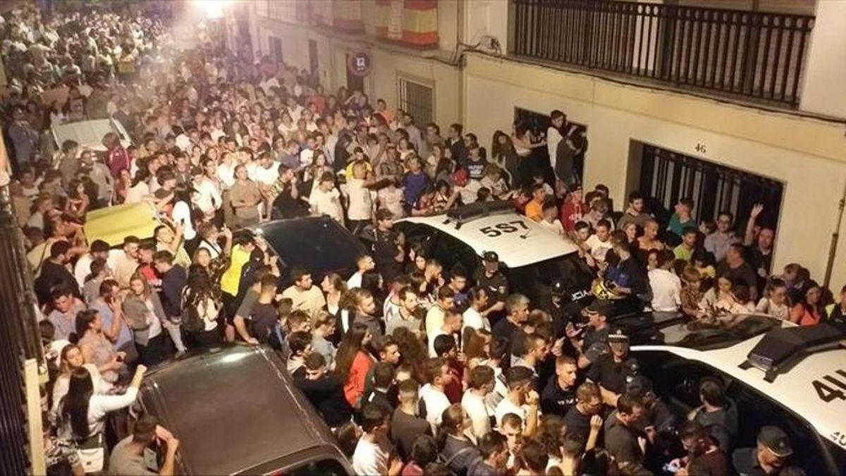 Un millar de personas se concentra en la puerta de una vivienda durante el registro policial realizado para esclarecer el asesinato de Agustín.