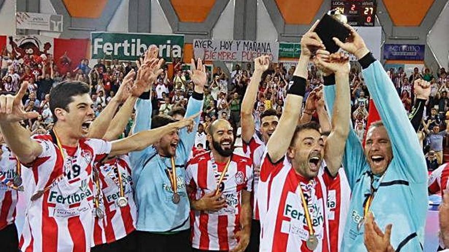 La plantilla de Fertiberia Puerto Sagunto celebra su ascenso en el Pabellón Internúcleos.