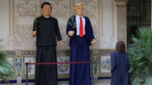 Los gigantes que representan a Xi Jinping y Donald Trump y que bailarán por la paz en Ágora Cívica, en el Pati Manning de la Diputació de Barcelona, este viernes